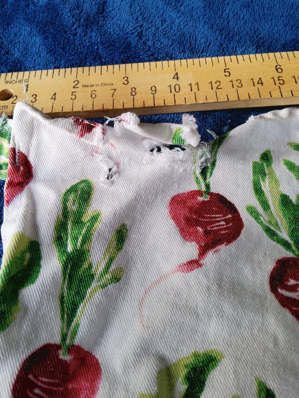 Vintage-Style Cotton Kitchen Apron with Pocket – Vibrant Red Radish and Beets - Picture 4 of 10